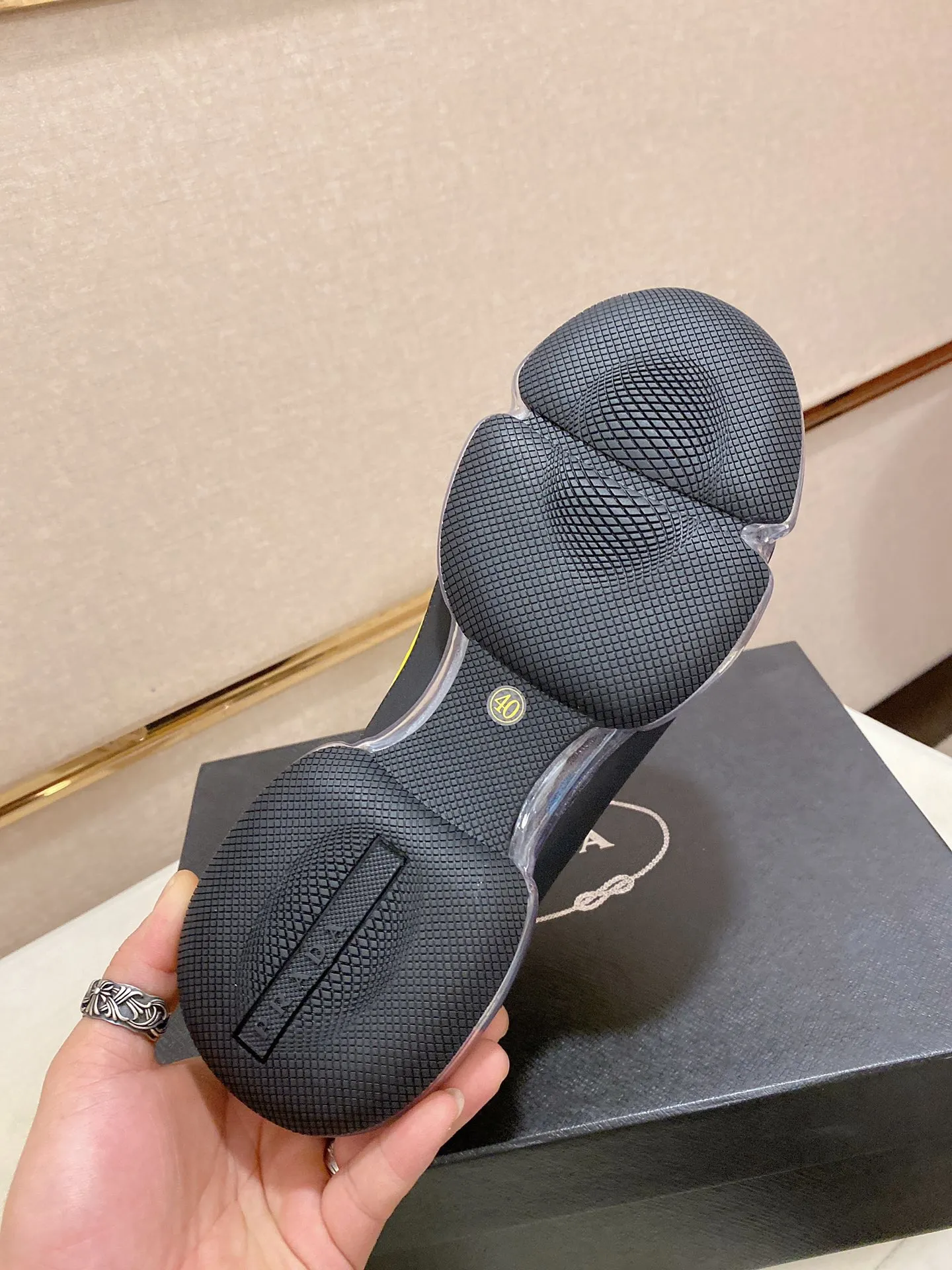 Factory price: 640💰 ✔️✔️✔️High-quality new PRADA counters are launched simultaneously. The new men's shoes and 😘fabric are made of high-tech glue-spraying technology. Lining: Full cowhide lining. 👍🏿 High-end ☄️ air-cushion molded anti-slip rubber outsole, exquisite lines, simple and elegant, comfortable and high-end for leisure travel. Code number: 38 to 45